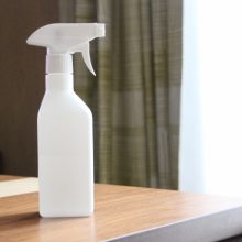 アクリル板(パーテーション)の正しい掃除方法とは?実はアルコール除菌はNG!